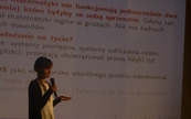 Wykładowca na tle wyświetlanego z rzutnika slajdu 
