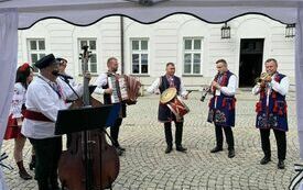 Wieniec z powiatu włoszczowskiego na dożynkach prezydenckich w Warszawie  4