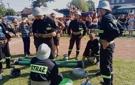 Strażacy podczas konkurencji na Zawodach pożarniczych w Radkowie.