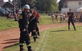 Strażacy podczas konkurencji na Zawodach pożarniczych w Radkowie.