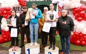 Wsp&oacute;lne zdjęcie zwycięzc&oacute;w biegu w poszczeg&oacute;lnych kategoriach wiekowych z organizatorami wydarzenia