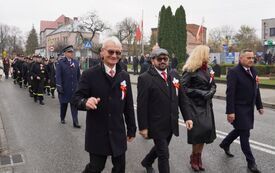 Uczestnicy uroczystości opuszczają plac