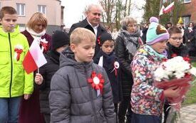 Delegacje składają wiązanki kwiat&oacute;w pod pomnikiem