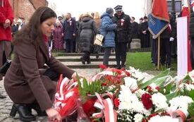 Delegacje składają wiązanki kwiat&oacute;w pod pomnikiem