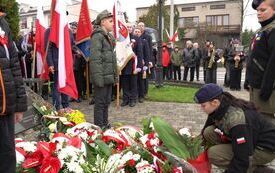 Delegacje składają wiązanki kwiat&oacute;w pod pomnikiem