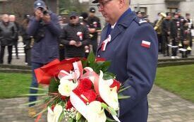 Komendant Powiatowy Policji składa wiązankę kwiat&oacute;w pod pomnikiem