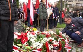 Delegacja Powiatu Włoszczowskiego składa wiązankę kwiat&oacute;w pod pomnikiem