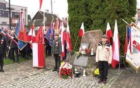 Po obu stronach pomnika niepodległości stoją poczty sztandarowe