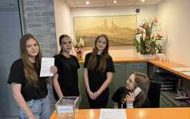 Czetery uczennice pracujące na recepcji hotelu
