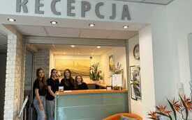 Czetery uczennice pracujące na recepcji hotelu
