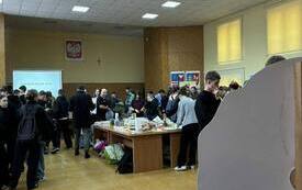 Widok na salę ze stoiskami