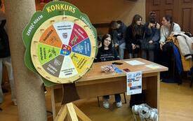 Jedno ze stoisk z konkursami