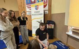 Stoisko z nauką udzielania pierwszej pomocy przedmedycznej