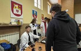 Uczeń odwiedza jedno ze stoisk naukowych