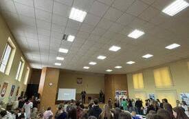 Uczniowie odwiedzają przygotowane stoiska