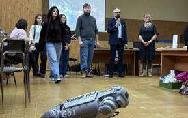 Otwarcie festiwalu. Głos zabiera Sekretarz Powiatu. Na pierwszym planie widać Poliburka - robota wykonanego na Politechnice Świętokrzyskiej.