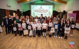 Wsp&oacute;lne zdjęcie wszystkich nagrodzonych os&oacute;b oraz fundator&oacute;w nagr&oacute;d