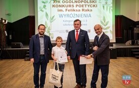 Nagrodzony uczestnik z prowadzącym wydarzenie, Członkiem Zarządu Powiatu i Wiceprzewodniczącym Rady Powiatu