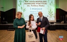 Nagrodzona uczestniczka z prowadzącym wydarzenie i Radną Sejmiku