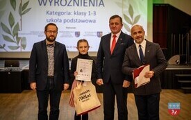 Nagrodzona uczestniczka z prowadzącym wydarzenie, Członkiem Zarządu Powiatu i Wiceprzewodniczącym Rady Powiatu
