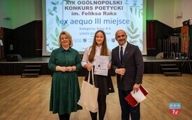 Nagrodzona uczestniczka z prowadzącym wydarzenie i Radną Sejmiku