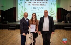 Nagrodzona uczestniczka z prowadzącym wydarzenie i W&oacute;jtem Gminy Krasocin