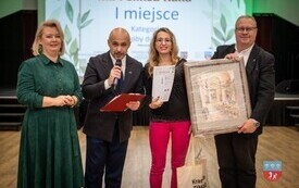 Nagrodzona uczestniczka z prowadzącym wydarzenie, Radną Sejmiku i W&oacute;jtem Gminy Krasocin