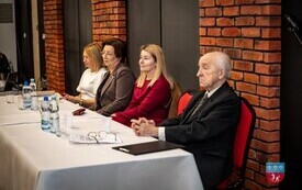 Czteroosobowa Komisja Konkursowa siedzi przy stole