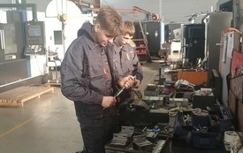Uczniowie ZS nr 3 we Włoszczowie rozpoczęli zajęcia praktyczne  w firmie produkcyjnej DACHPOLL 10