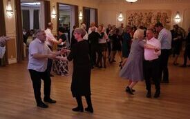 Koła Gospodyń Wiejskich, Stowarzyszenia i Kluby Seniora z terenu powiatu włoszczowskiego wspaniale bawiły się podczas Zabawy Karnawałowej 1