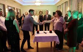 Koła Gospodyń Wiejskich, Stowarzyszenia i Kluby Seniora z terenu powiatu włoszczowskiego wspaniale bawiły się podczas Zabawy Karnawałowej 35