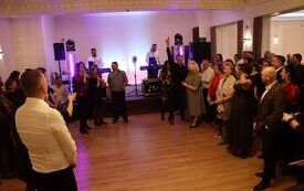 Koła Gospodyń Wiejskich, Stowarzyszenia i Kluby Seniora z terenu powiatu włoszczowskiego wspaniale bawiły się podczas Zabawy Karnawałowej 42