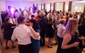 Koła Gospodyń Wiejskich, Stowarzyszenia i Kluby Seniora z terenu powiatu włoszczowskiego wspaniale bawiły się podczas Zabawy Karnawałowej 43