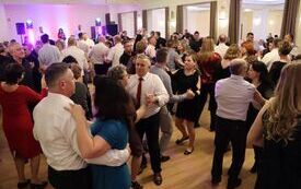 Koła Gospodyń Wiejskich, Stowarzyszenia i Kluby Seniora z terenu powiatu włoszczowskiego wspaniale bawiły się podczas Zabawy Karnawałowej 45