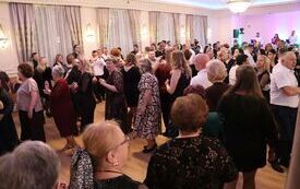 Koła Gospodyń Wiejskich, Stowarzyszenia i Kluby Seniora z terenu powiatu włoszczowskiego wspaniale bawiły się podczas Zabawy Karnawałowej 47