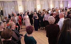 Koła Gospodyń Wiejskich, Stowarzyszenia i Kluby Seniora z terenu powiatu włoszczowskiego wspaniale bawiły się podczas Zabawy Karnawałowej 48