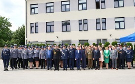 Funkcjonariusze i goście podczas Święta Policji we Włoszczowie stoją przed budynkiem Komendy Powiatowej Policji