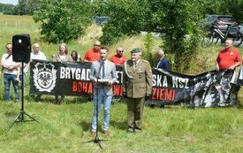 Głos zabiera prowadzący uroczystość nauczyciel historii w szkole w Olesznie