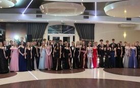 Cztery polonezy i walc. Ponad 180 maturzyst&oacute;w &bdquo;Sikorskiego&rdquo; z Włoszczowy miało sw&oacute;j wielki bal studni&oacute;wkowy w Camelii 1