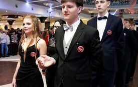 Cztery polonezy i walc. Ponad 180 maturzyst&oacute;w &bdquo;Sikorskiego&rdquo; z Włoszczowy miało sw&oacute;j wielki bal studni&oacute;wkowy w Camelii 14