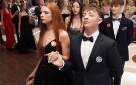 Cztery polonezy i walc. Ponad 180 maturzyst&oacute;w &bdquo;Sikorskiego&rdquo; z Włoszczowy miało sw&oacute;j wielki bal studni&oacute;wkowy w Camelii 20