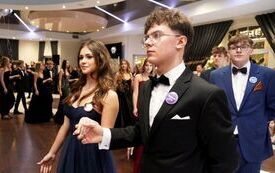 Cztery polonezy i walc. Ponad 180 maturzyst&oacute;w &bdquo;Sikorskiego&rdquo; z Włoszczowy miało sw&oacute;j wielki bal studni&oacute;wkowy w Camelii 22