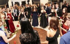 Cztery polonezy i walc. Ponad 180 maturzyst&oacute;w &bdquo;Sikorskiego&rdquo; z Włoszczowy miało sw&oacute;j wielki bal studni&oacute;wkowy w Camelii 28