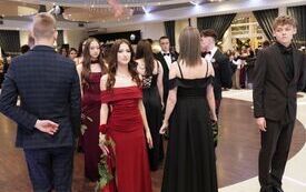 Cztery polonezy i walc. Ponad 180 maturzyst&oacute;w &bdquo;Sikorskiego&rdquo; z Włoszczowy miało sw&oacute;j wielki bal studni&oacute;wkowy w Camelii 35