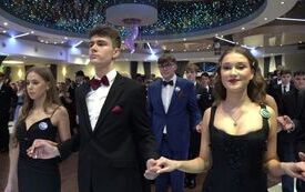Cztery polonezy i walc. Ponad 180 maturzyst&oacute;w &bdquo;Sikorskiego&rdquo; z Włoszczowy miało sw&oacute;j wielki bal studni&oacute;wkowy w Camelii 37