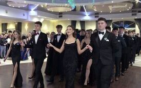 Cztery polonezy i walc. Ponad 180 maturzyst&oacute;w &bdquo;Sikorskiego&rdquo; z Włoszczowy miało sw&oacute;j wielki bal studni&oacute;wkowy w Camelii 38