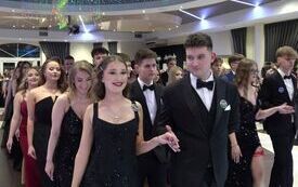 Cztery polonezy i walc. Ponad 180 maturzyst&oacute;w &bdquo;Sikorskiego&rdquo; z Włoszczowy miało sw&oacute;j wielki bal studni&oacute;wkowy w Camelii 41