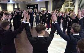 Cztery polonezy i walc. Ponad 180 maturzyst&oacute;w &bdquo;Sikorskiego&rdquo; z Włoszczowy miało sw&oacute;j wielki bal studni&oacute;wkowy w Camelii 52