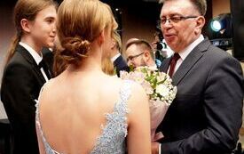 Cztery polonezy i walc. Ponad 180 maturzyst&oacute;w &bdquo;Sikorskiego&rdquo; z Włoszczowy miało sw&oacute;j wielki bal studni&oacute;wkowy w Camelii 69