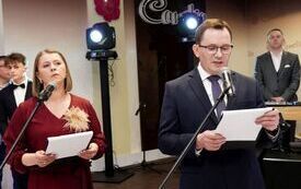 Cztery polonezy i walc. Ponad 180 maturzyst&oacute;w &bdquo;Sikorskiego&rdquo; z Włoszczowy miało sw&oacute;j wielki bal studni&oacute;wkowy w Camelii 74